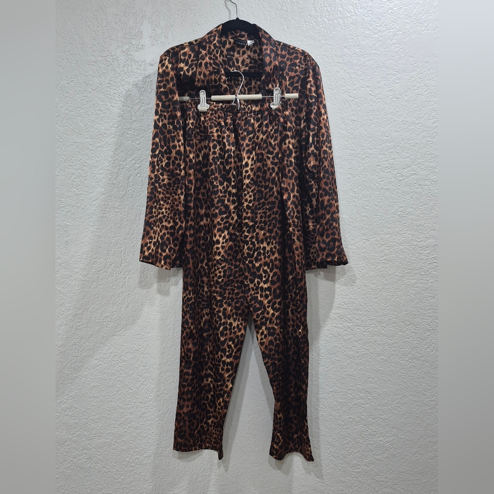 Frederick's of Hollywood Leopard Print Pajama Set Size M satiny Feel - Picture 14 of 15